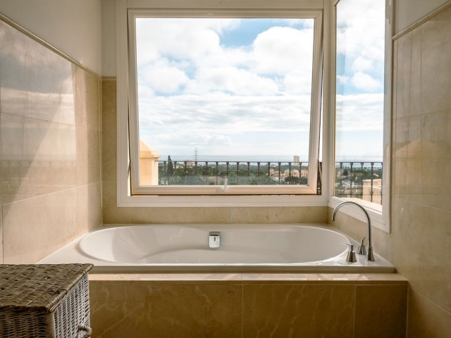 3 Bedrooms Villa in Elviria