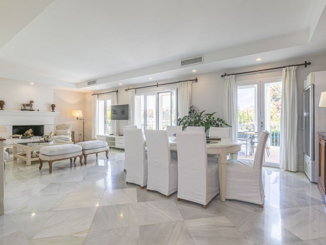 5 Bedrooms Villa in Elviria