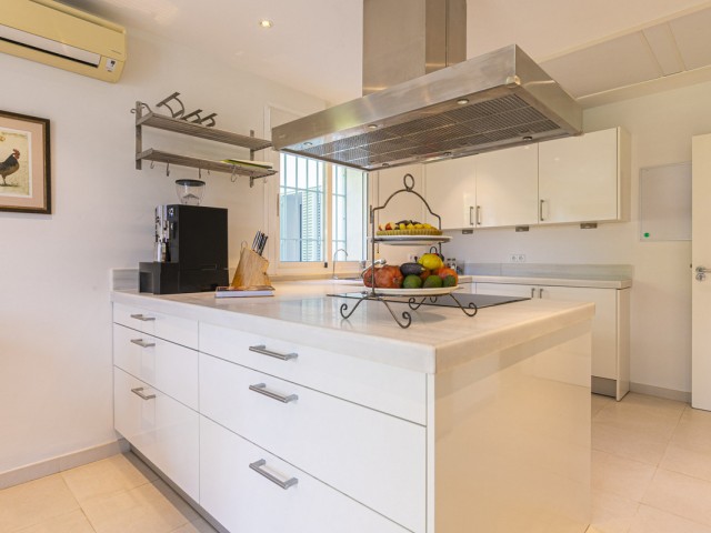 5 Bedrooms Villa in Elviria