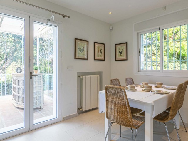 5 Bedrooms Villa in Elviria