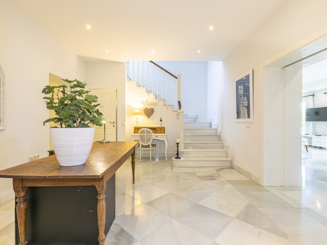 5 Bedrooms Villa in Elviria