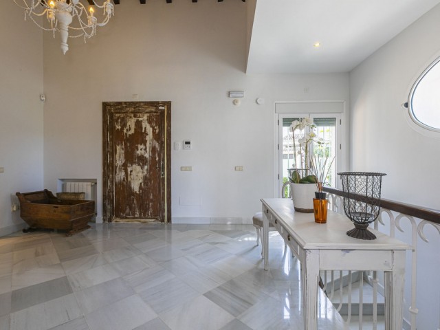 5 Bedrooms Villa in Elviria