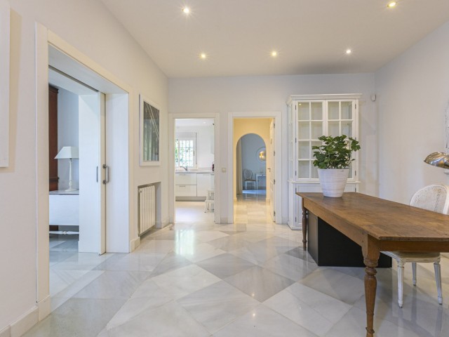 5 Bedrooms Villa in Elviria