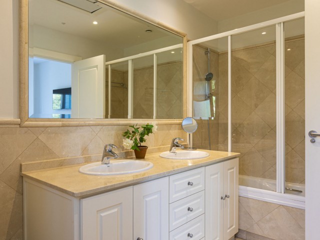 5 Bedrooms Villa in Elviria