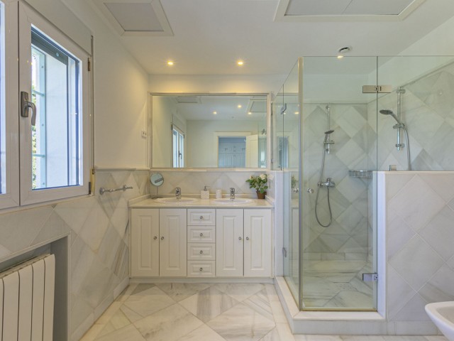 5 Bedrooms Villa in Elviria