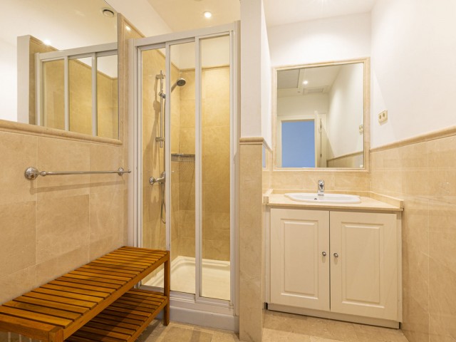 5 Bedrooms Villa in Elviria