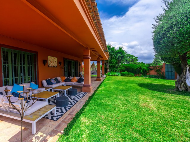 5 Bedrooms Villa in Nueva Andalucía