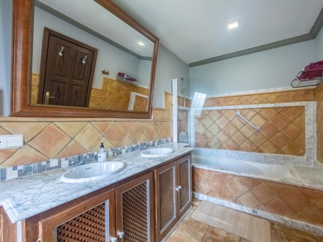 5 Bedrooms Villa in Nueva Andalucía