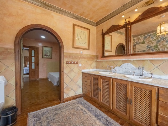 5 Bedrooms Villa in Nueva Andalucía