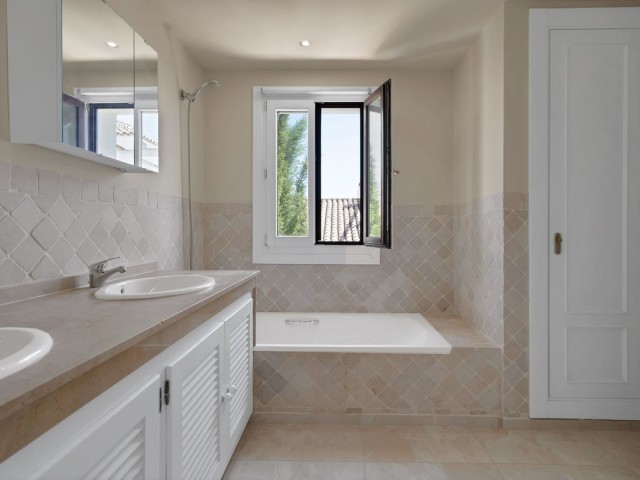 4 Bedrooms Townhouse in Estepona