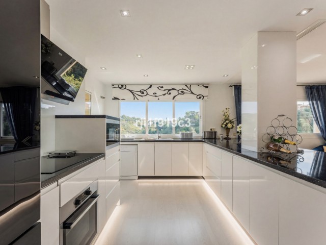 2 Bedrooms Apartment in Elviria