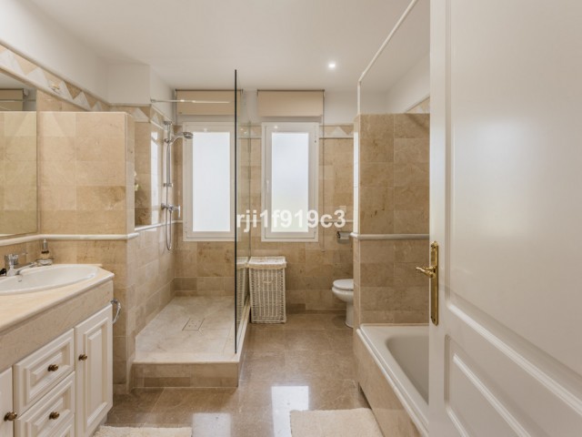 2 Bedrooms Apartment in Elviria