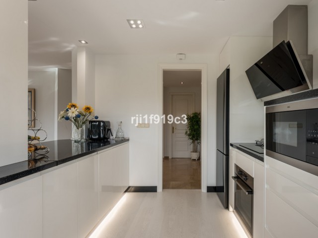 2 Bedrooms Apartment in Elviria