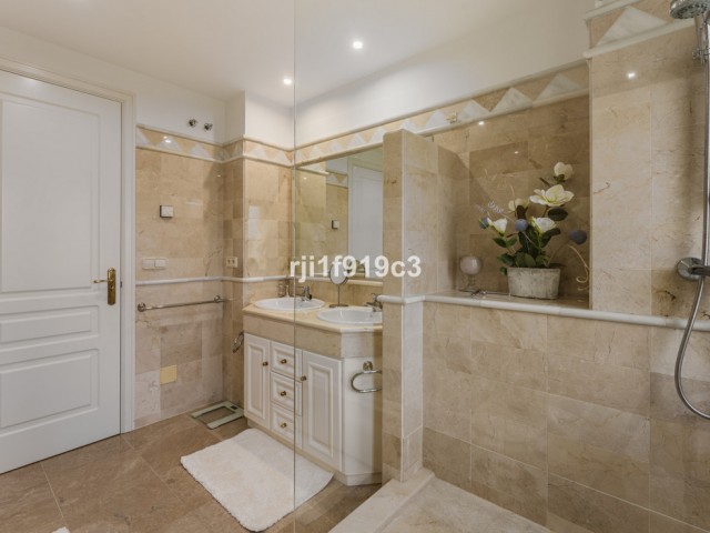 2 Bedrooms Apartment in Elviria