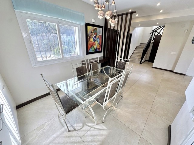 5 Schlafzimmer Villa in Nueva Andalucía