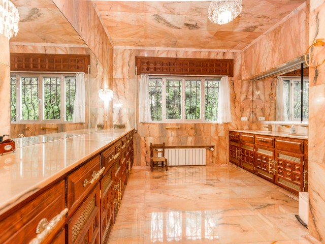 5 Bedrooms Villa in Los Monteros