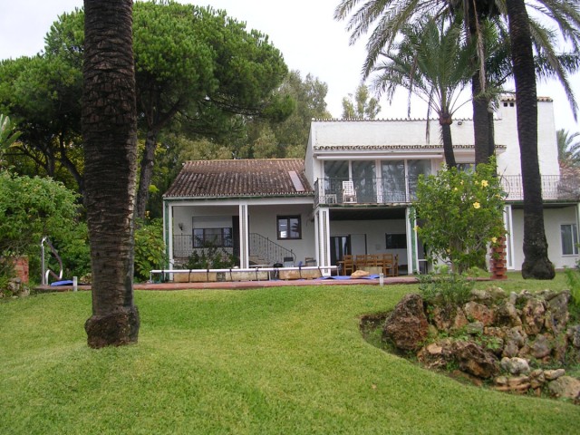 5 Bedrooms Villa in Los Monteros