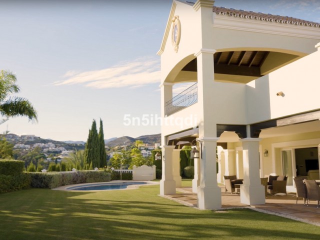5 Bedrooms Villa in Benahavís