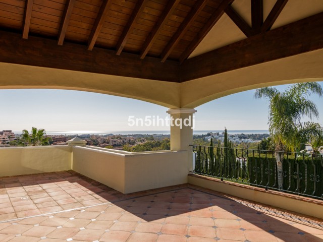 5 Bedrooms Villa in Benahavís