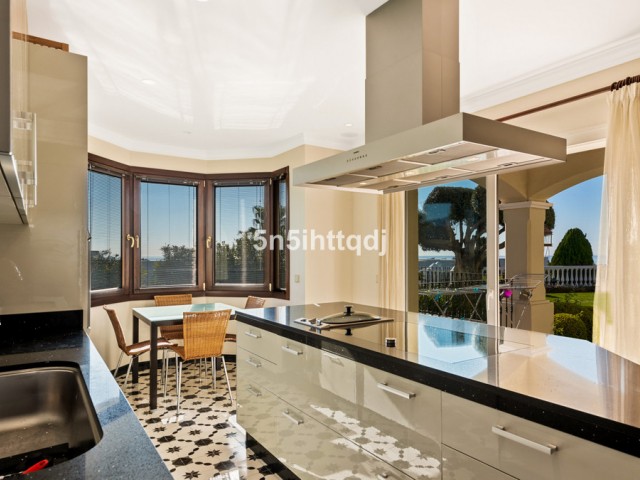 5 Bedrooms Villa in Benahavís