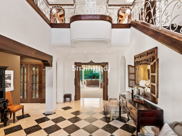 5 Bedrooms Villa in Benahavís