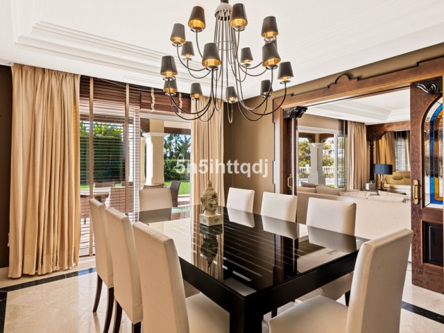 5 Bedrooms Villa in Benahavís