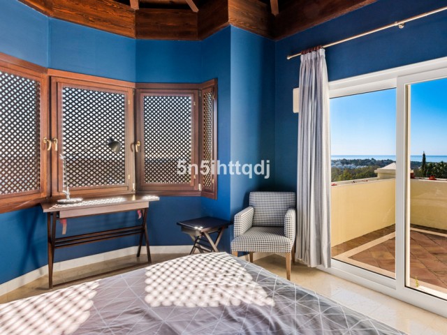 5 Bedrooms Villa in Benahavís