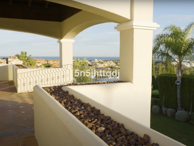 5 Bedrooms Villa in Benahavís