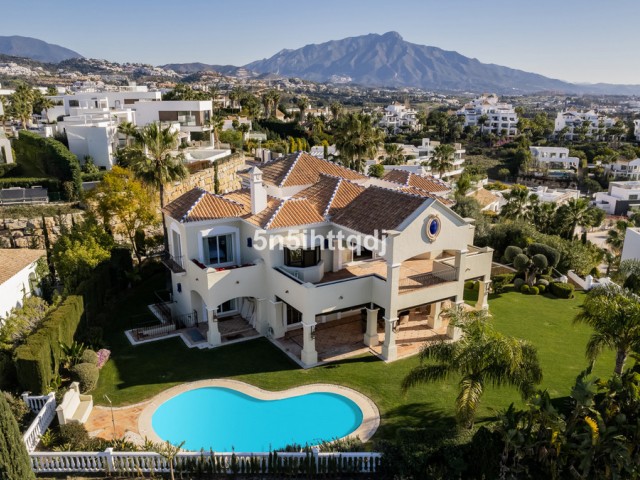 5 Bedrooms Villa in Benahavís