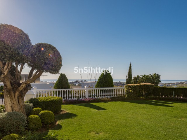 5 Bedrooms Villa in Benahavís