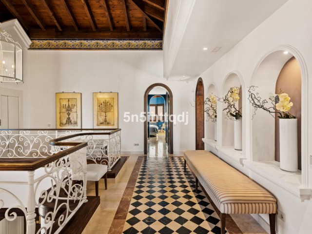 5 Bedrooms Villa in Benahavís