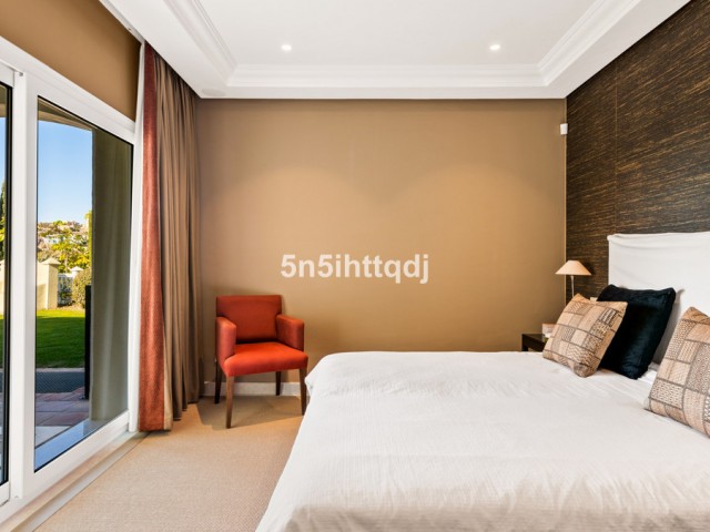 5 Bedrooms Villa in Benahavís