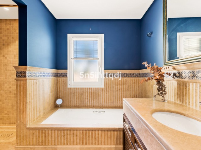 5 Bedrooms Villa in Benahavís