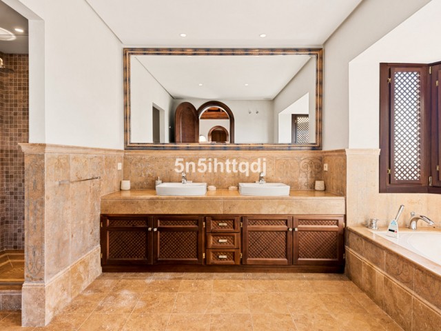 5 Bedrooms Villa in Benahavís