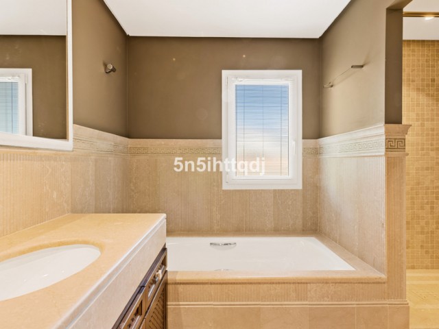 5 Bedrooms Villa in Benahavís