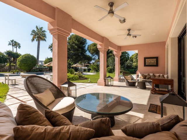 8 Bedrooms Villa in Estepona