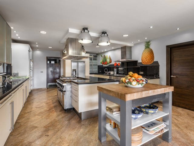 8 Bedrooms Villa in Estepona