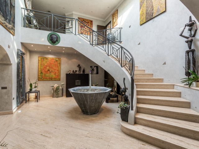 8 Bedrooms Villa in Estepona