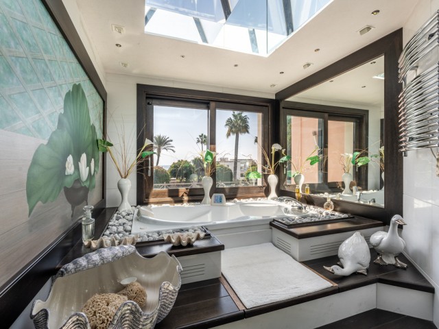 8 Bedrooms Villa in Estepona