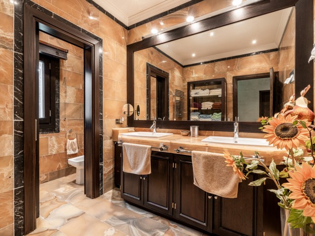 8 Bedrooms Villa in Estepona