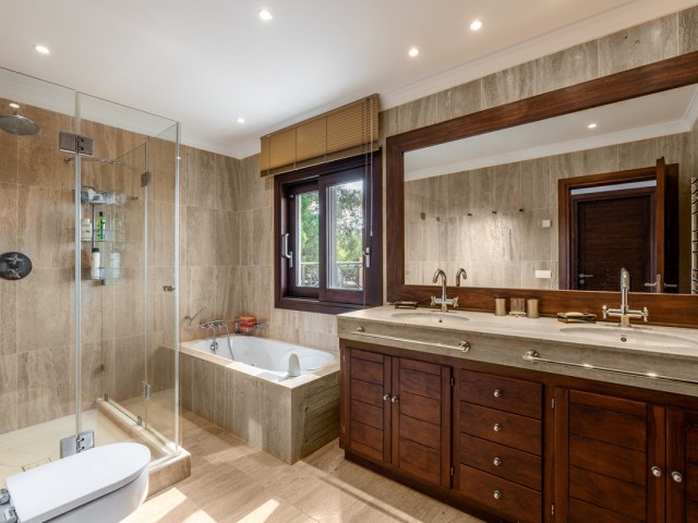 8 Bedrooms Villa in Estepona