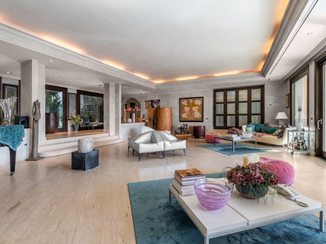 8 Sovrums Villa i Estepona