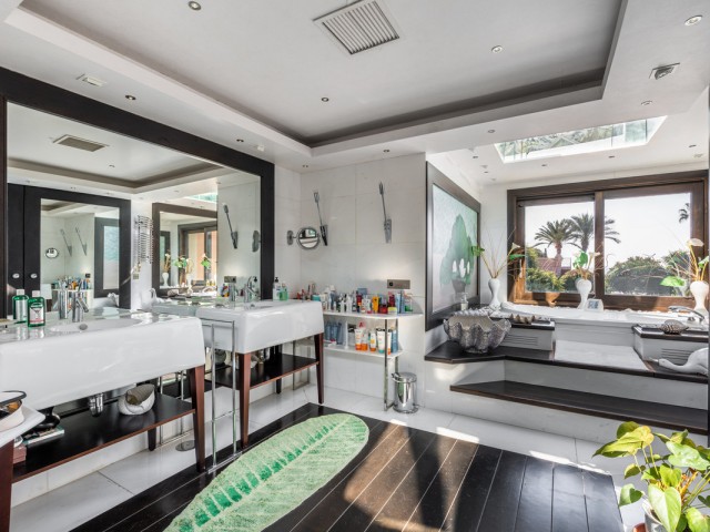 8 Sovrums Villa i Estepona