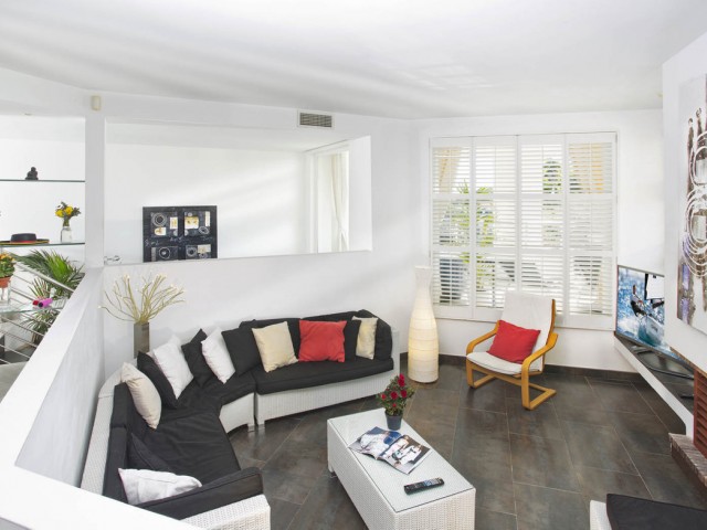 8 Bedrooms Villa in Elviria