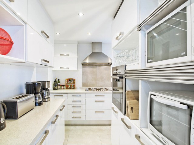 8 Bedrooms Villa in Elviria