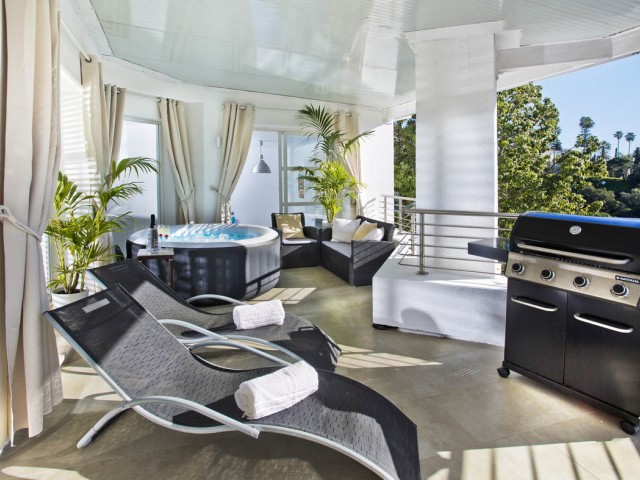 8 Bedrooms Villa in Elviria