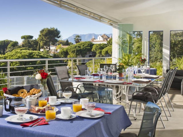 8 Bedrooms Villa in Elviria