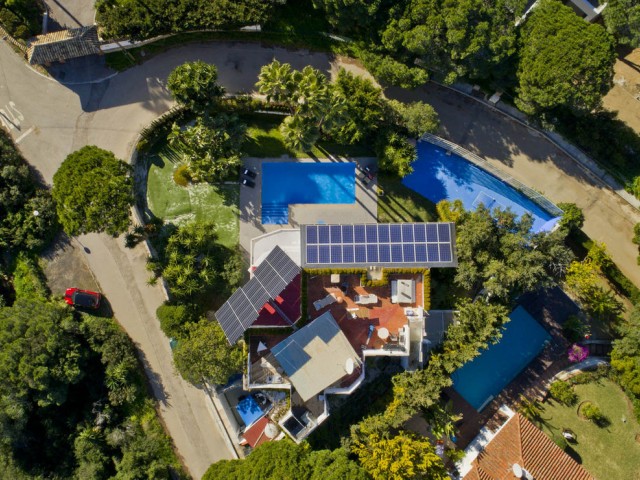 8 Bedrooms Villa in Elviria