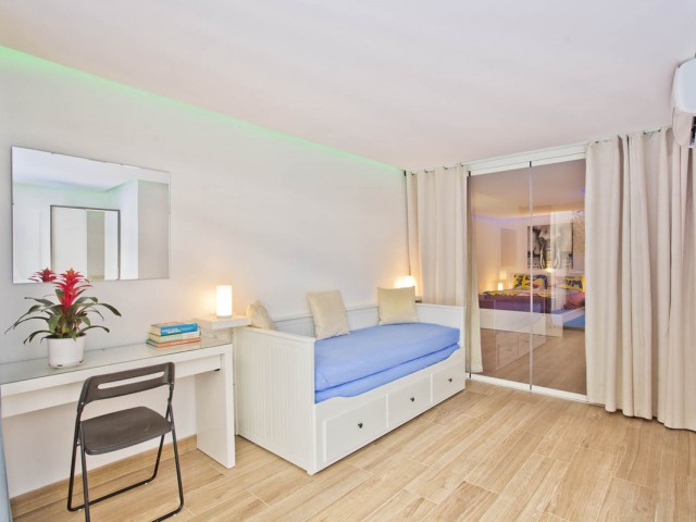 8 Bedrooms Villa in Elviria