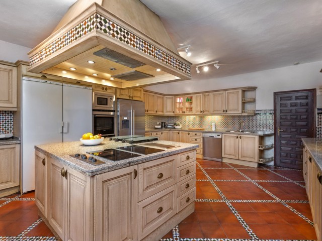 12 Bedrooms Villa in Benahavís